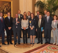 Fotografía de grupo de Su Majestad la Reina con la ministra de Sanidad, Servicios Sociales e Igualdad, el presidente de la FAD y los firmantes del acu
